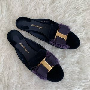 💕Salvatore Ferragamo💕Beautiful sliders in size 8